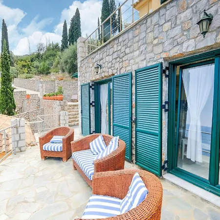 In Near Kissakas Pera Melana