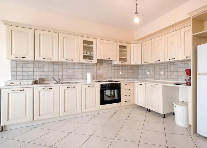 In Near Kissakas * Pera Melana