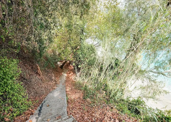 In Near Kissakas * Pera Melana